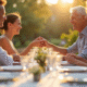 Couple mature souriant lors d'un anniversaire de mariage
