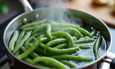 Haricots verts frais blanchis dans l'eau bouillante