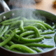 Haricots verts frais blanchis dans l'eau bouillante