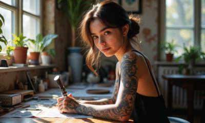 Jeune femme avec tatouages tribaux dans un studio artistique