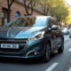 Voiture Peugeot 208 d'occasion en ville en plein jour