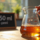 Verre mesure liquide avec soleil matin scene chaleureuse